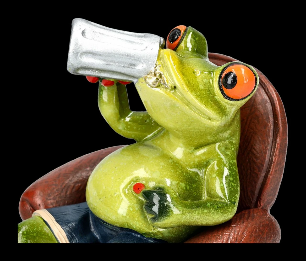 Lustige Frosch Figur Auf Stuhl Trinkt Bier – Bild 7