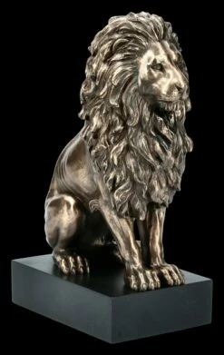 Sitzende Löwen Figur Auf Schwarzem Monolith