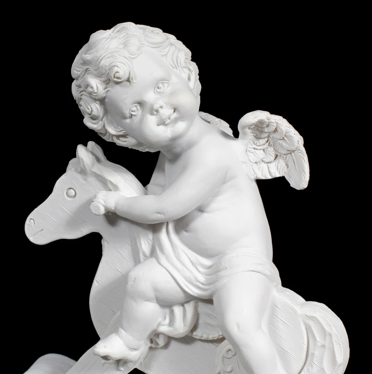 Weiße Cherub Figur Auf Schaukelpferd – Bild 6